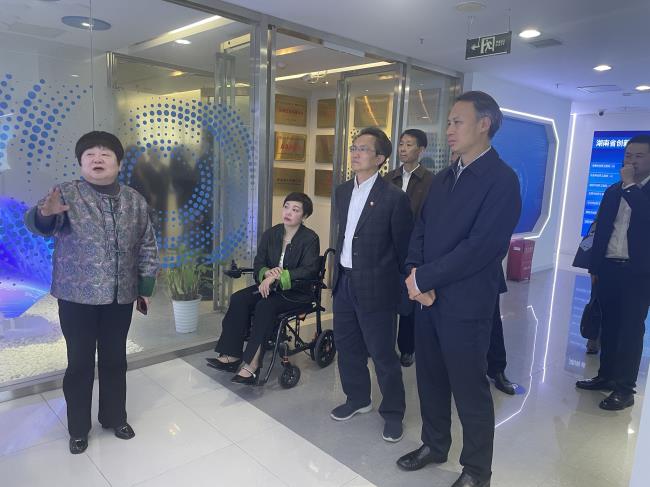 图为尹华凯一行参观了省科协服务企业创新基地